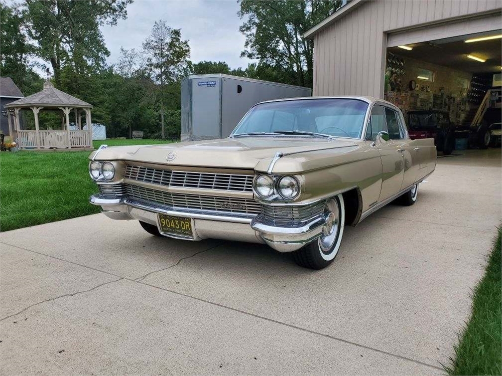 1963 1964 Cadillac Deville Fleetwood 15 inch wheel hub cap trim