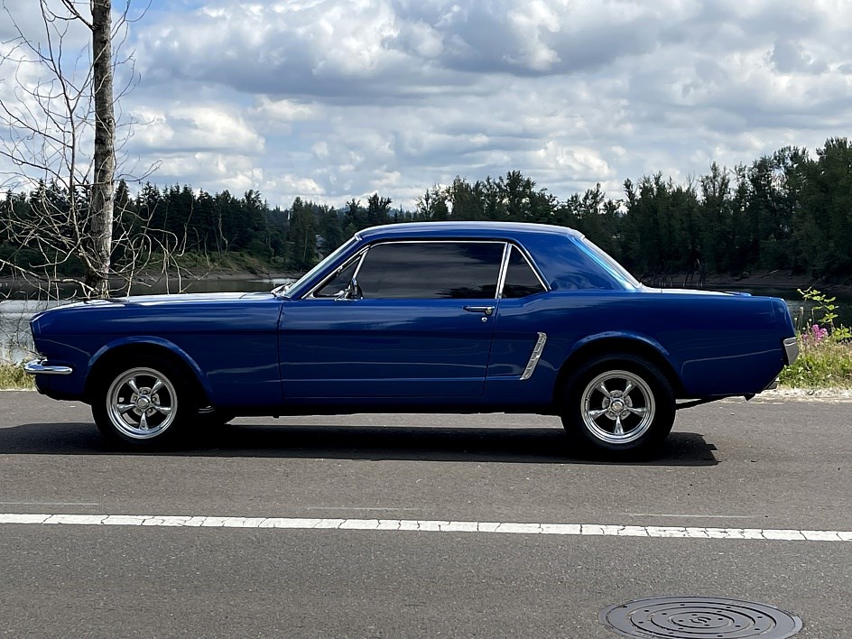 Blue Ford Mustang 64 top 1/2